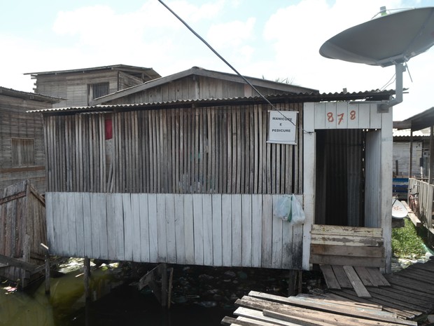 Mulher vive com oito pessoas em casa erguida em alagado, em Macapá (Foto: Abinoan Santiago/G1)
