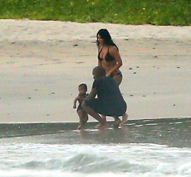 Kim Kardashian, Kanye West e North (Foto: AKM GSI /AKM GSI Brasil)