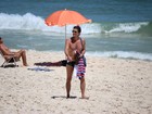 Marcelo Serrado vai a praia com amigo