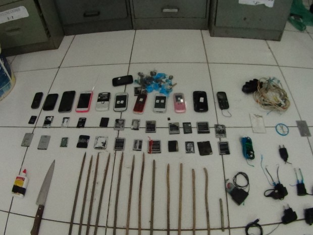Celulares, baterias, faca e barras de ferro foram encontrados durante vistoria (Foto: Divulgação/Sinpoljuspi)