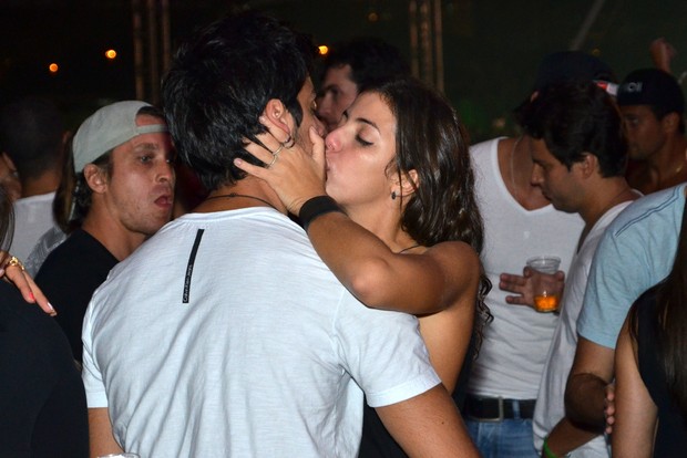 Rodrigo Simas beijando morena (Foto: Felipe Assumpção/Léo Marinho)