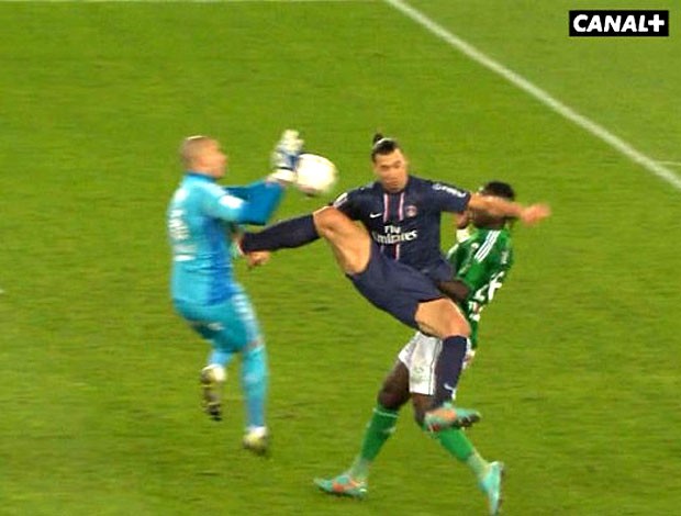 Ibrahimovic recebe o cartão vermelho na partida do PSG contra o Saint-Etienne (Foto: Reprodução / Canal +)