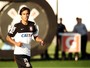 Garoto completa treino do Timão, faz gol e celebra chance: 