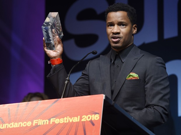 O americano Nate Parker, diretor, ator e produtor de &#39;The birth of a nation&#39;, recebe o prêmio no Festival de Sundance 2016, anunciado neste sábado (30) (Foto: Chris Pizzello/Invision/AP)