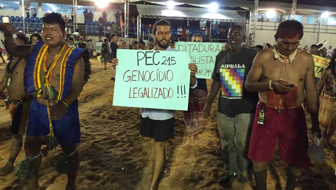 Indígenas fizeram protesto no centro da arena dos JMPI (Foto: Wilton Dias/TV Anhanguera)