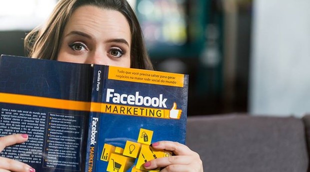 A especialista e seu livro "Facebook Marketing: Como gerar negócios na maior rede social do mundo" (Foto: Divulgação)
