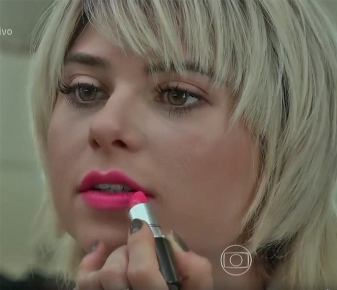 Julianne Trevisol passa o batom colorido da personagem de 'Totalmente Demais' (Foto: Vídeo Show / TV Globo)