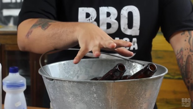 Canal BBQ em Casa ensima como gelar rapidamente a bebida (Foto: Reprodução/Youtube)