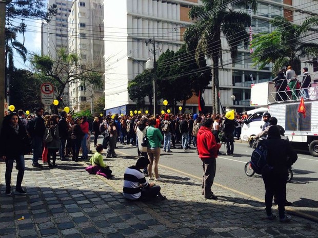Grupo fez vários protestos em frente à reitoria da universidade  (Foto: Thais Skodowski / G1)