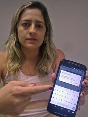 A biológa Cintia Reis mostra celular com mensagem de bloqueio (Foto: Cintia Reis/Arquivo Pessoal)