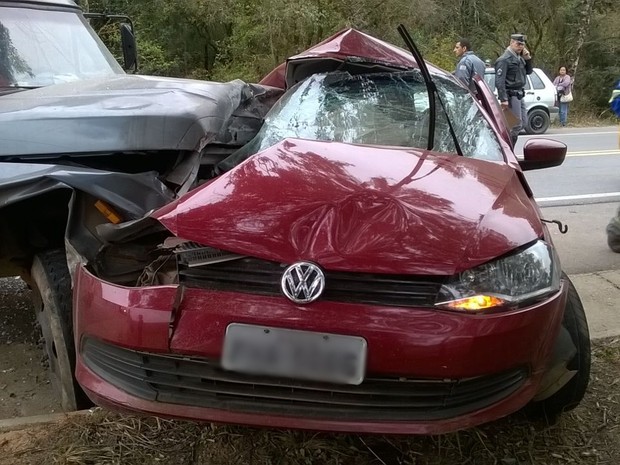 Passageiro de carro morreu apos acidente com caminhão  (Foto: Divulgação/Polícia Militar Rodoviária)