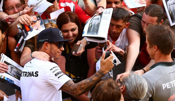 Lewis Hamilton é cercado por fãs na chegada ao circuito da Catalunha, na Espanha (Foto: Getty Images)