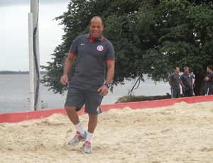 Paulo Paixão ensaia passo de samba no treino (Foto: Tomás Hammes/GLOBOESPORTE.COM)
