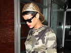 Rihanna exibe barriga sequinha ao deixar apartamento em Nova York
