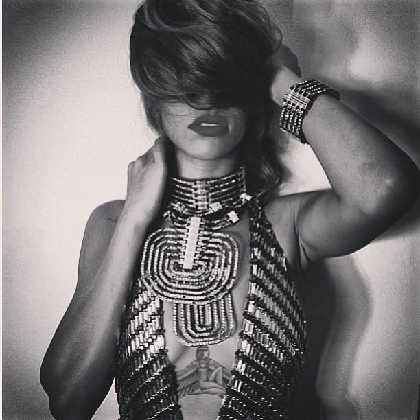 Rihanna posa com look decotado (Foto: Instagram/ Reprodução)