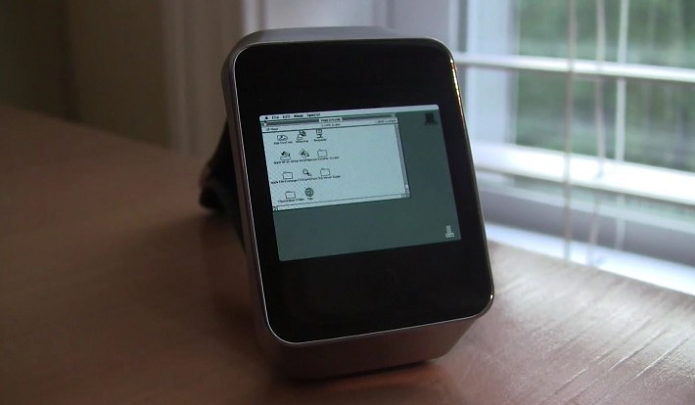 Relógio com Macintosh II? Programador conseguiu (Foto: Reprodução/YouTube)