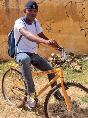 Junior da Anunciação Sousa, de 16 anos, que foi beneficiado com uma bicicleta pelo programa Caminho da Escola (Foto: Isabella Formiga/G1)