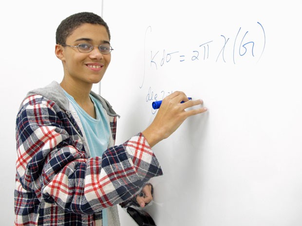 Daniel Santana Rocha tem 16 anos e cursa mestrado em matemática pura no Impa (Foto: Vanessa Fajardo/ G1)