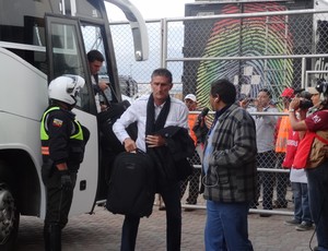 Edgardo Bauza, técnico da LDU, desembarca de ônibus ao chegar no Casa Blanca (Foto: Hector Werlang/Globoesporte.com)