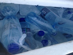 Produtos são embalados em sacos plásticos (Foto: Juliana Almirante/ G1 BA)
