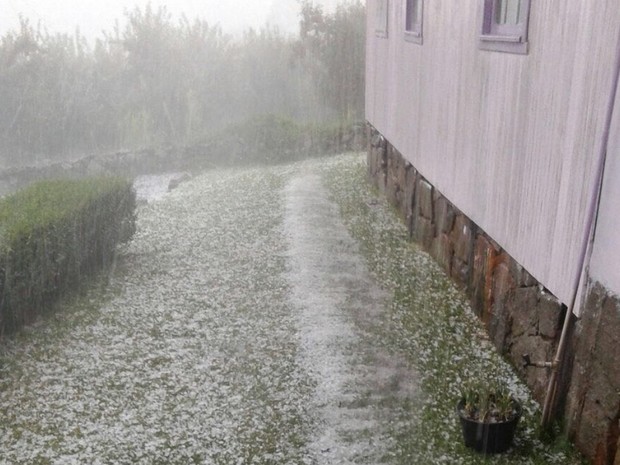 Chuva de granizo foi registrada na tarde de segunda em São Joaquim (Foto: Defesa Civil/ Divulgação)