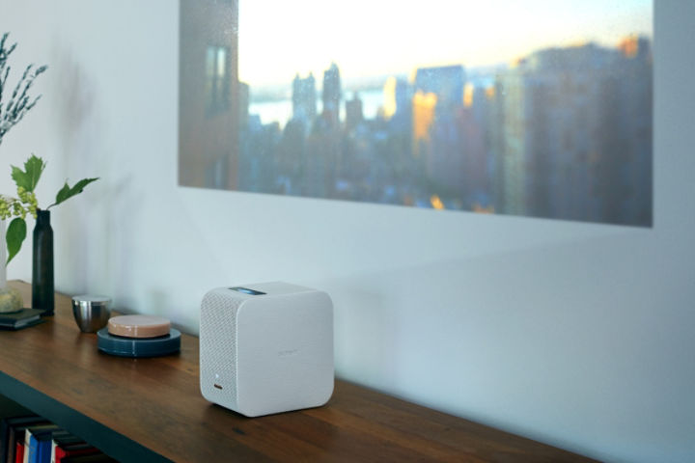 Projetor pode ser instalado em cômodos pequenos e projetar imagens entre 22 e 80 polegadas em qualquer superfície (Foto: Divulgação/Sony)