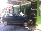 Motorista perde controle de direção e carro invade hotel em Valadares
