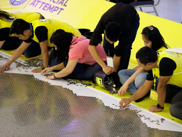 Grupo quebrou recorde com mosaico gigante com moedas (Foto: Bullit Marquez/AP)