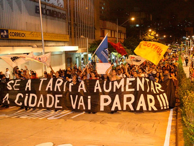 Manisfestação contra o aumento da passagem de ônibus reuniu cerca de mil pessoas, segundo a PM (Foto: Luiz Costa/Hoje em Dia/Estadão Conteúdo)