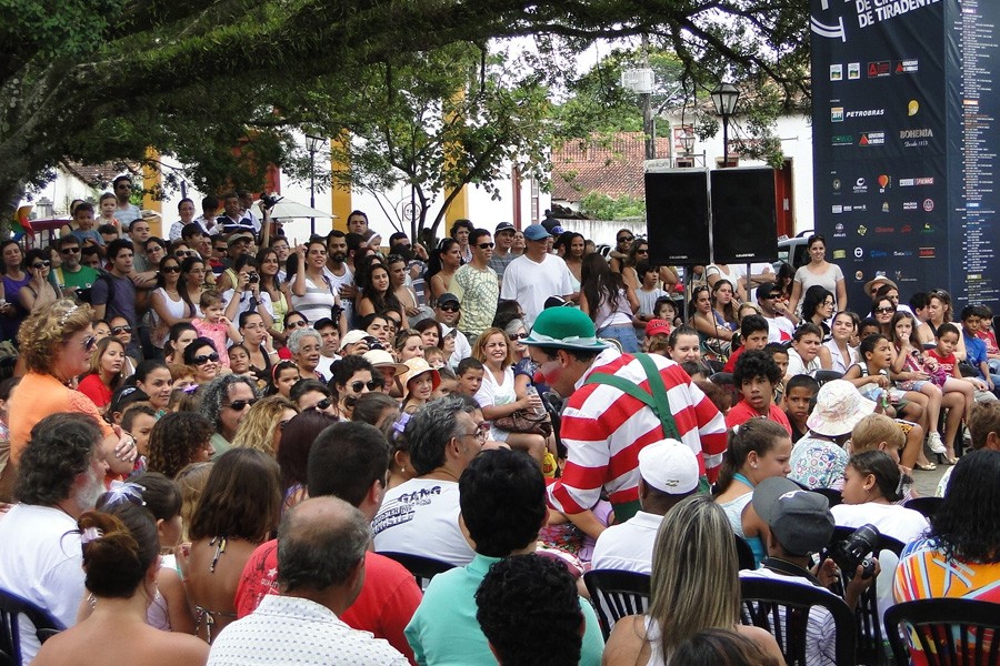 Palhaço interage com o público em apresentação em praça de Tiradentes. (Foto: Pedro Triginelli/G1)