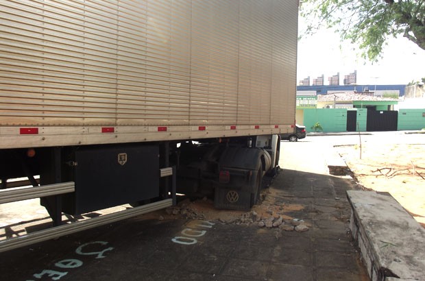 Caminhão afundou calçamento do Largo Interventor Ubaldo Bezerra (Foto: Rafael Barbosa/G1)