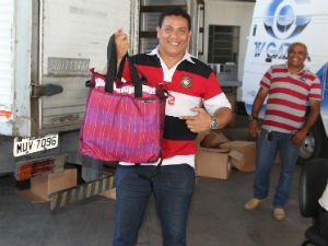 Funcionário da TV Gazeta recebe o kit de natal (Foto: Divulgação/ Serivaldo Júnior)