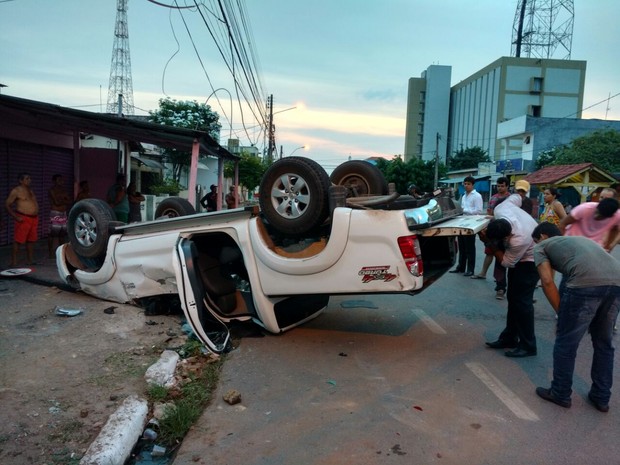 Caminhonete branca capotou na madrugada deste domingo na Av. São Sebastião (Foto: Nelson Gato)