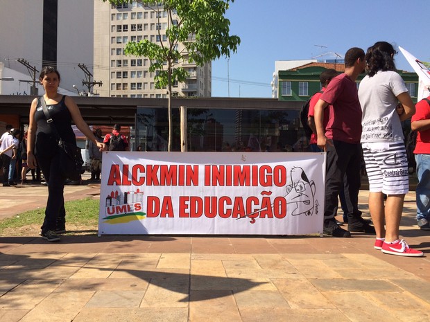Manifestantes seguram faixa durante ato contra reestruturação do ensino (Foto: Will Soares/ G1)