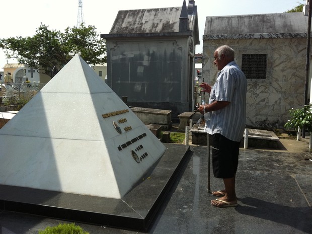 Aposentado Manoel Dias faz questão de visitar o túmulo do ex-Governador Gilberto Mestrinho, de quem se declarou "eleitor fiel" (Foto: Camila Henriques/G1)