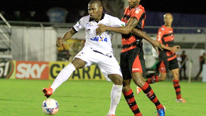 Atacante do ASA, Lúcio Maranhão dá trabalho aos marcadores  (Foto: Ailton Cruz/ Gazeta de Alagoas)
