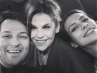 Bárbara Paz faz ‘selfie’ com Cleo Pires e Marcelo Serrado