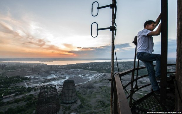 Jovens aventureiros enfrentam perigos de todo o tipo ao explorar prédios, túneis, usinas, minas e outros marcos abandonados da antiga União Soviética (Foto: Zorge-Richard.Livejournal.com)