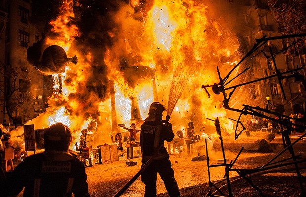 Bombeiros apagando incêndio  (Foto: David Ramos/Getty Images)