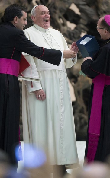 Papa Francisco sorri ao receber um presente durante reunião com membros da Fraternidade Católica e das comunidades e associações  carismáticas, no Vaticano