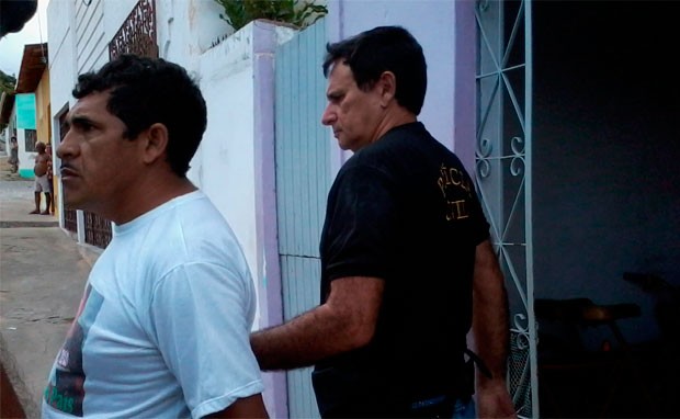 Joelito Pedro da Silva (camiseta branca) foi preso em Nova Cruz (Foto: Rafael Barbosa/G1)