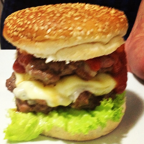 Carol Nakamura posta foto de hamburger (Foto: Instagram/Reprodução)