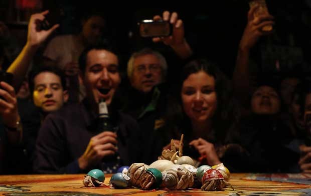 Caranguejos precisavam chegar até a borda da mesa para "ganhar" a corrida (Foto: Daniel Munoz/ Reuters)