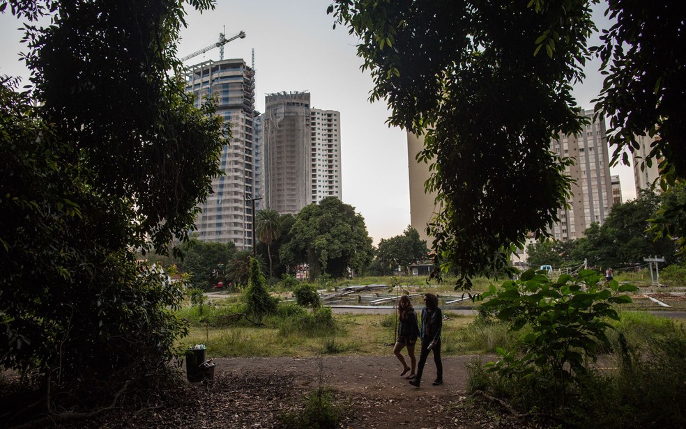 Ativistas no Parque Augusta durante reintegração de posse, no Centro de São Paulo (Foto: Victor Moriyama/G1)