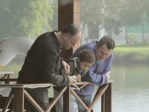 Pais Lucimar e Rafael falam do amor ao filho João no segundo episódio (Foto: Reprodução/S.E.R Pai)