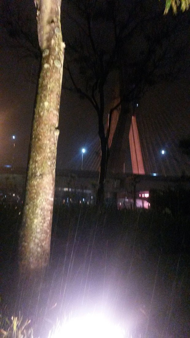 Chuva em São Paulo durante a noite deste domingo (19). Previsão é de garoa e frio nesta segunda-feira para a capital paulista (Foto: G1)