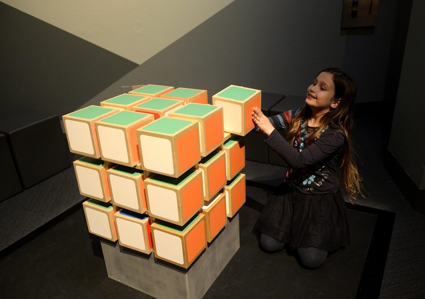 Em Jersey City, uma menina brinca durante a exposição em comemoração aos 40 anos do Cubo Rubrik