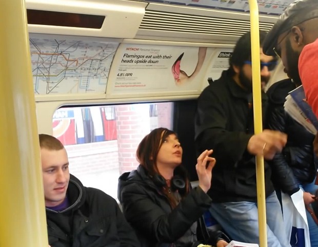Vídeo mosta discussão entre passageiros no metrô de Londres (Foto: Reprodução/YouTube/Hels_Montana)