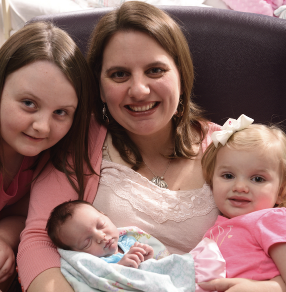 Mãe de duas meninas, Margaret Boemer descobriu que sua 3ª filha tinha um tumor na coluna quando a gestação estava na 16ª semana (Foto: Paul V. Kuntz/Texas Children's Hospital)