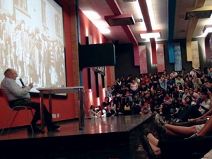 O sobrevivente do holocausto Aleksander Laks dá palestra para vestibulandos de Campinas (Foto: Virgginia Laborão / G1)